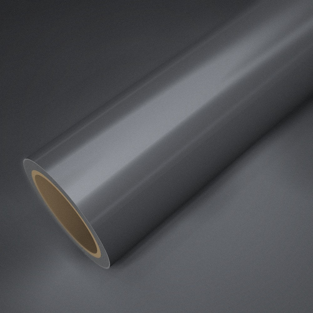 Rouleau de vinyle chrome satiné gris acier posé sur une feuille du même vinyle