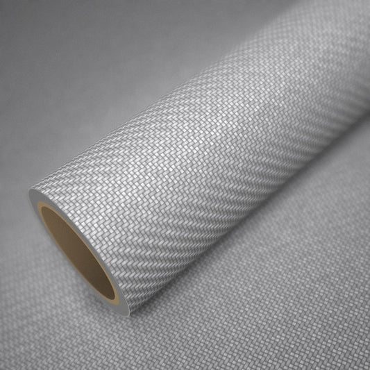 Rouleau de vinyle carbone 3D blanc posé sur une feuille du même vinyle