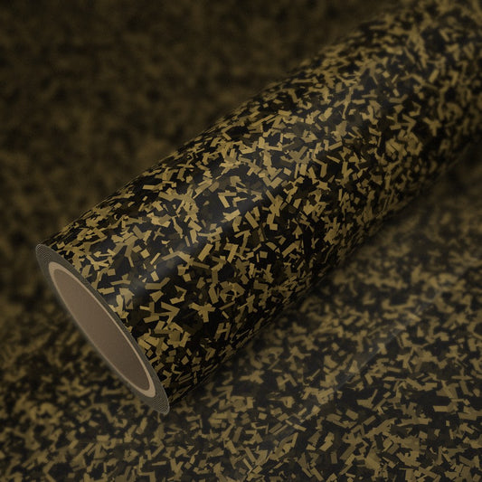 Rouleau de vinyle carbone forgé or brillant posé sur une feuille du même vinyle