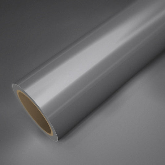 Rouleau de vinyle chrome mat argent posé sur une feuille du même vinyle