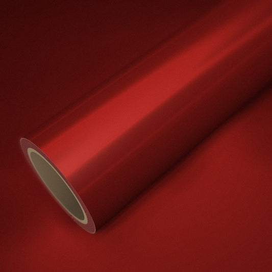 Rouleau de vinyle chrome mat rouge posé sur une feuille du même vinyle