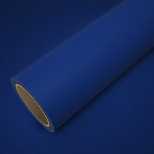 Rouleau de vinyle bleu mat posé sur une feuille du même vinyle